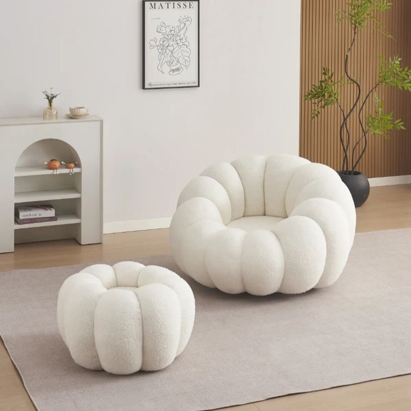 FAUTEUIL PIVOTANT PERLE – TISSU DOUDOU BEIGE AVEC POUF REPOSE-PIED