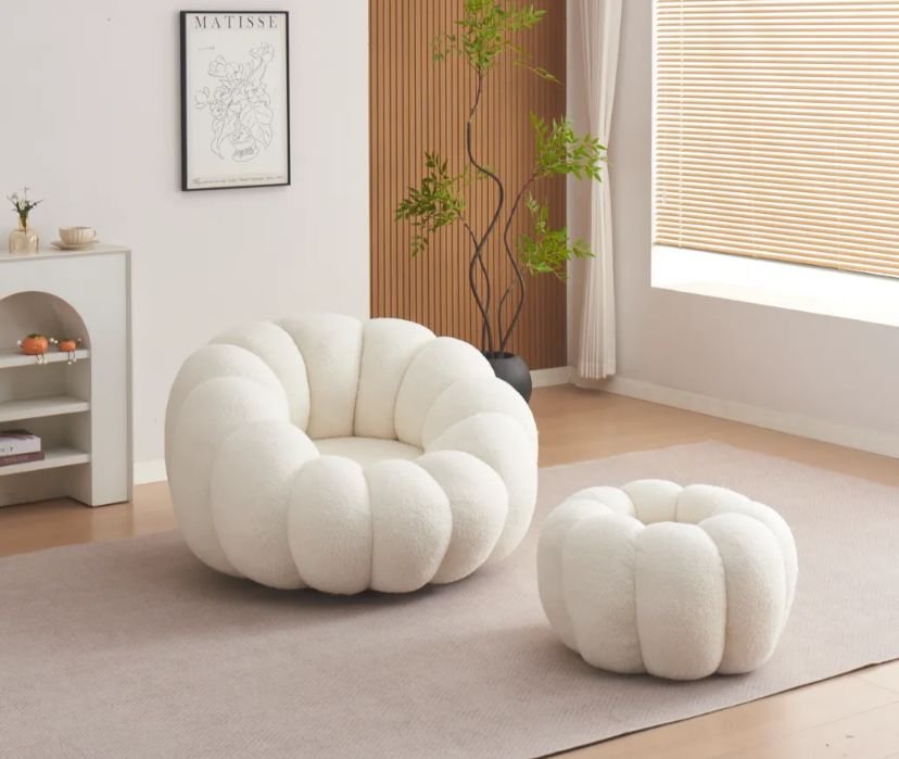 FAUTEUIL PIVOTANT PERLE – TISSU DOUDOU BEIGE AVEC POUF REPOSE-PIED